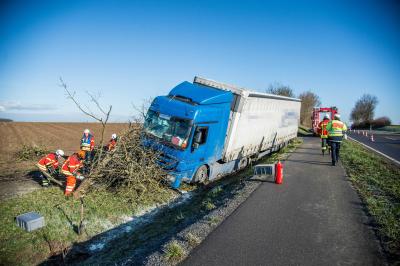 Schwaikheim: Sattelzug kommt von der Strasse ab und faehrt gegen Baum